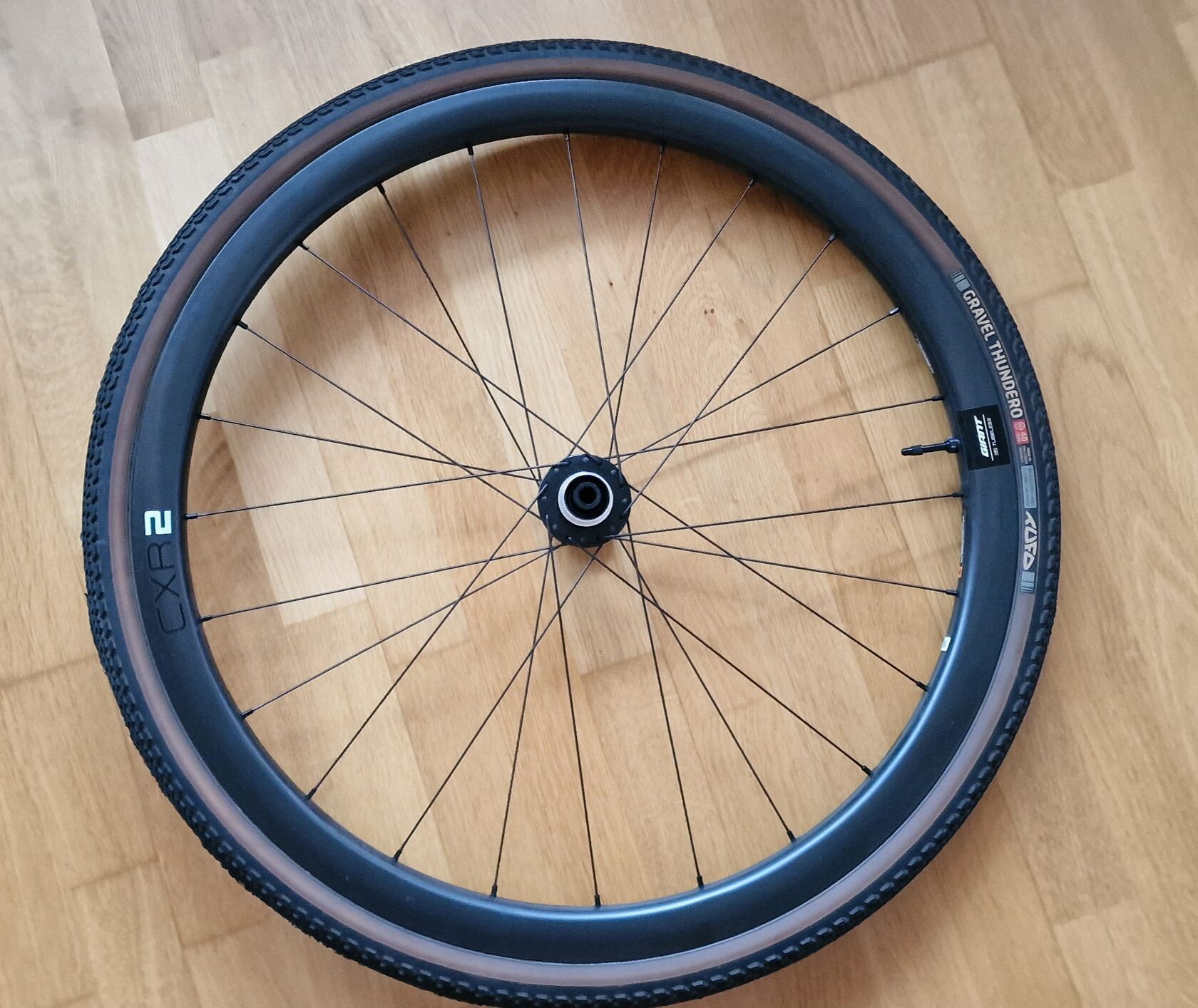 Prodám karbonová kola GIANT CXR2 Carbon Disc Hookless pro gravel, za 15 000 Kč Cyklobazar.cz