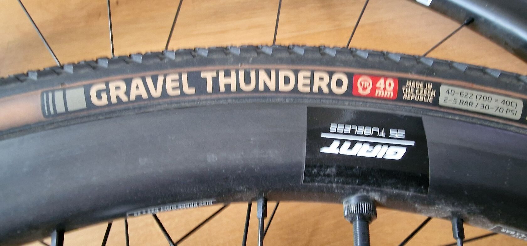 Prodám karbonová kola GIANT CXR2 Carbon Disc Hookless pro gravel, za 15 000 Kč Cyklobazar.cz