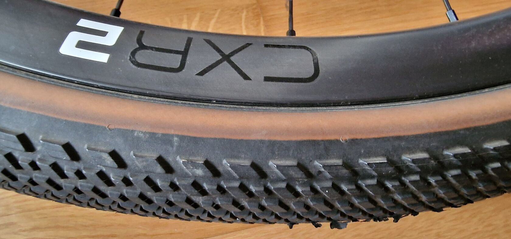 Prodám karbonová kola GIANT CXR2 Carbon Disc Hookless pro gravel, za 15 000 Kč Cyklobazar.cz