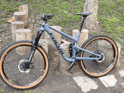 Prodám skvěle vybavený a obratný trail bike Focus Jam 6.8 Nine 2021 Vel.:M 27,5"