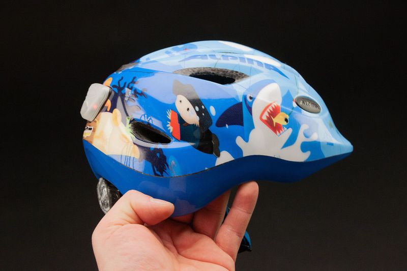 Kvalitní helma s blikačkou Alpina vel. 45-51