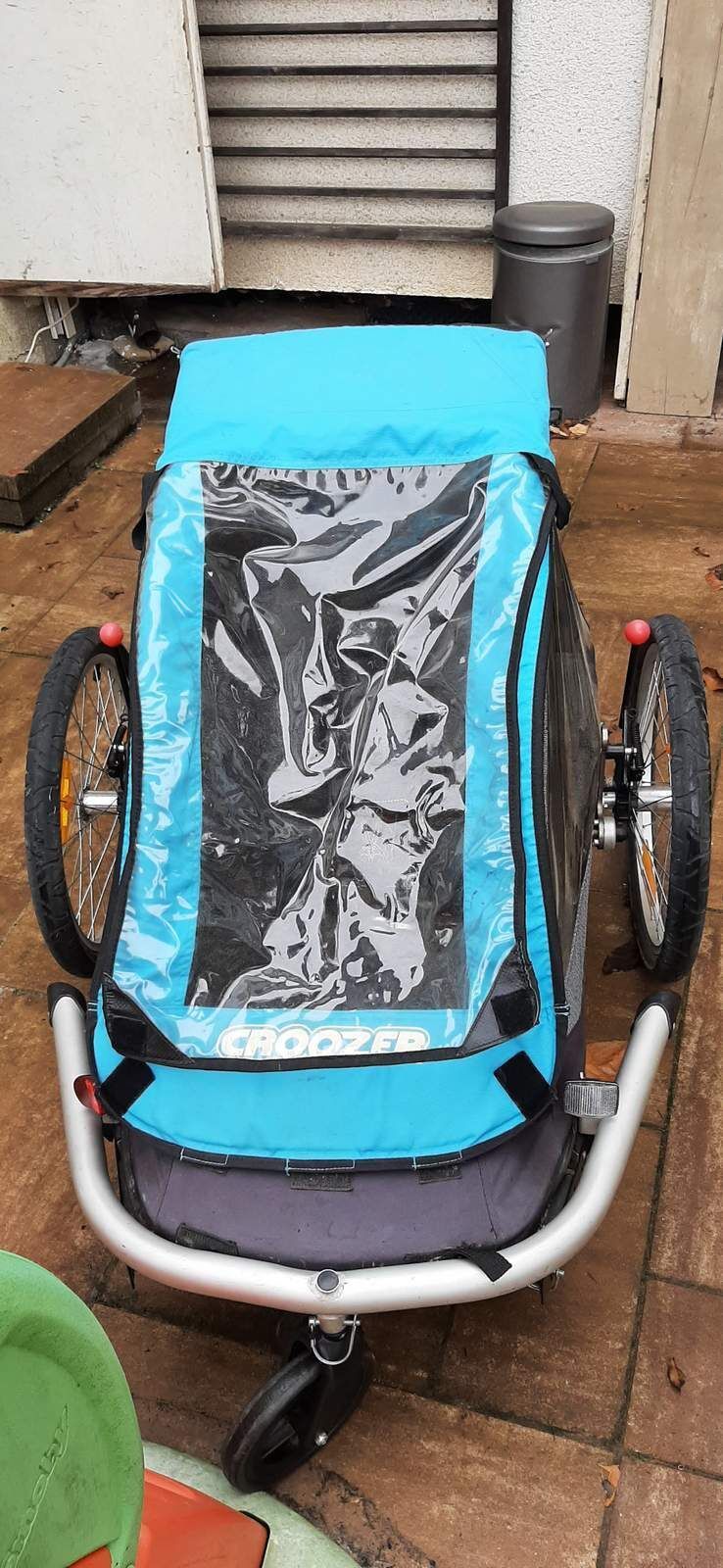 Prodám jednomístný odpružený skládací cyklo vozík Croozer modrý