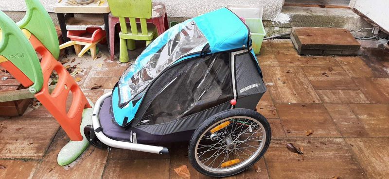 Prodám jednomístný odpružený skládací cyklo vozík Croozer modrý