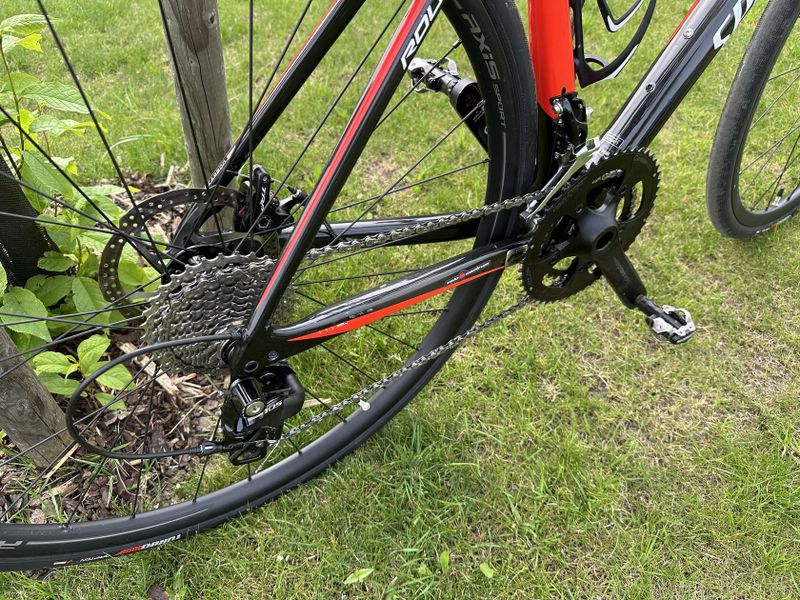 Silniční kolo Specialized 2018 Roubaix Sport Gloss Carbon / Nordic Red / Metallic White