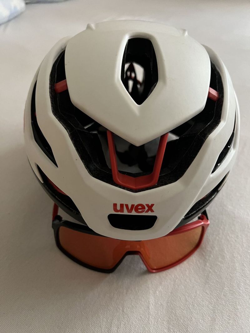 Cyklo helma UVEX RACE 9 white-red, velikost M ( 53 - 57 cm) plus brýle OAKLEY SUTRO