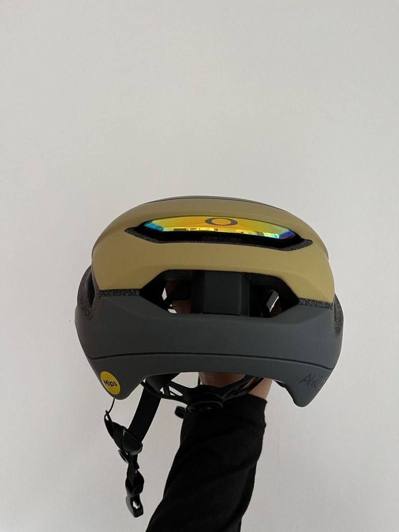 Nová Oakley Aro5 Race MIPS helma