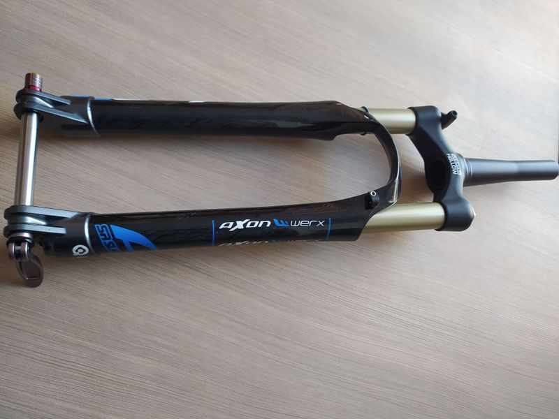 Karbonová vidlice SR Suntour AXON WERX RL-RC Carbon - Tapered - perfektní stav