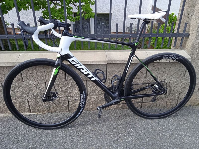 Silniční kolo Giant Defy Advanced, L 56, karbonový rám