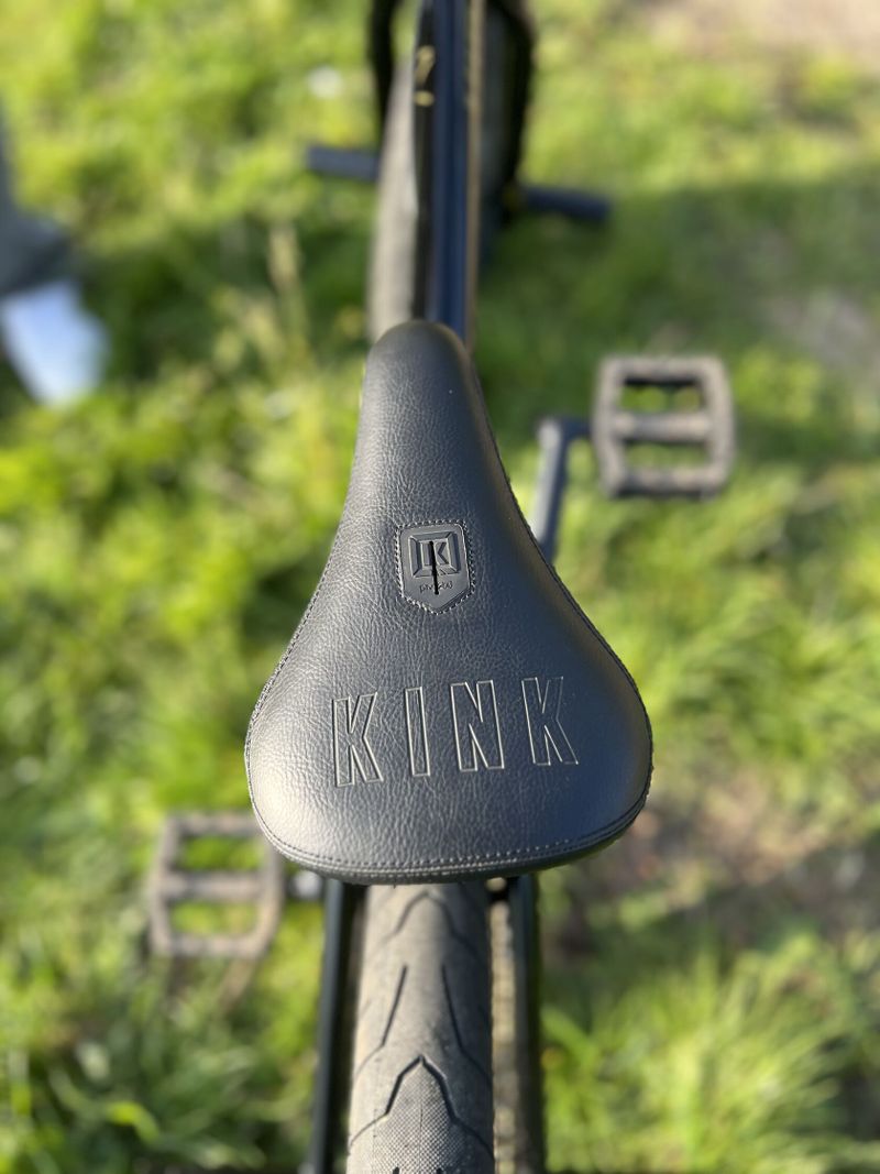 BMX FC značky Kink (černo-zlaté)