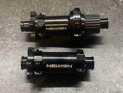 Zadní a přední náboj Newmen s XD ořechem 148 boost 12mm osa, pro straightpull dráty