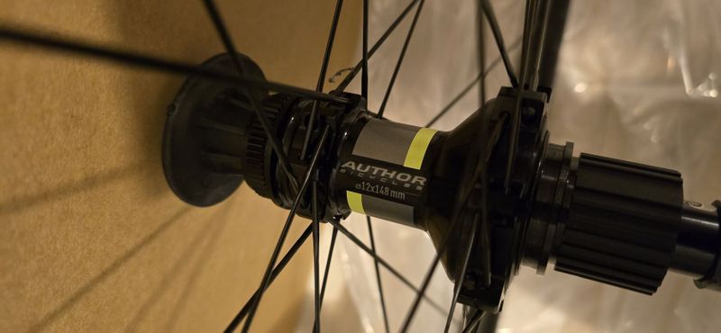 Nová zapletená karbonová MTB kola AUTHOR FLYER CARBON 29 TR