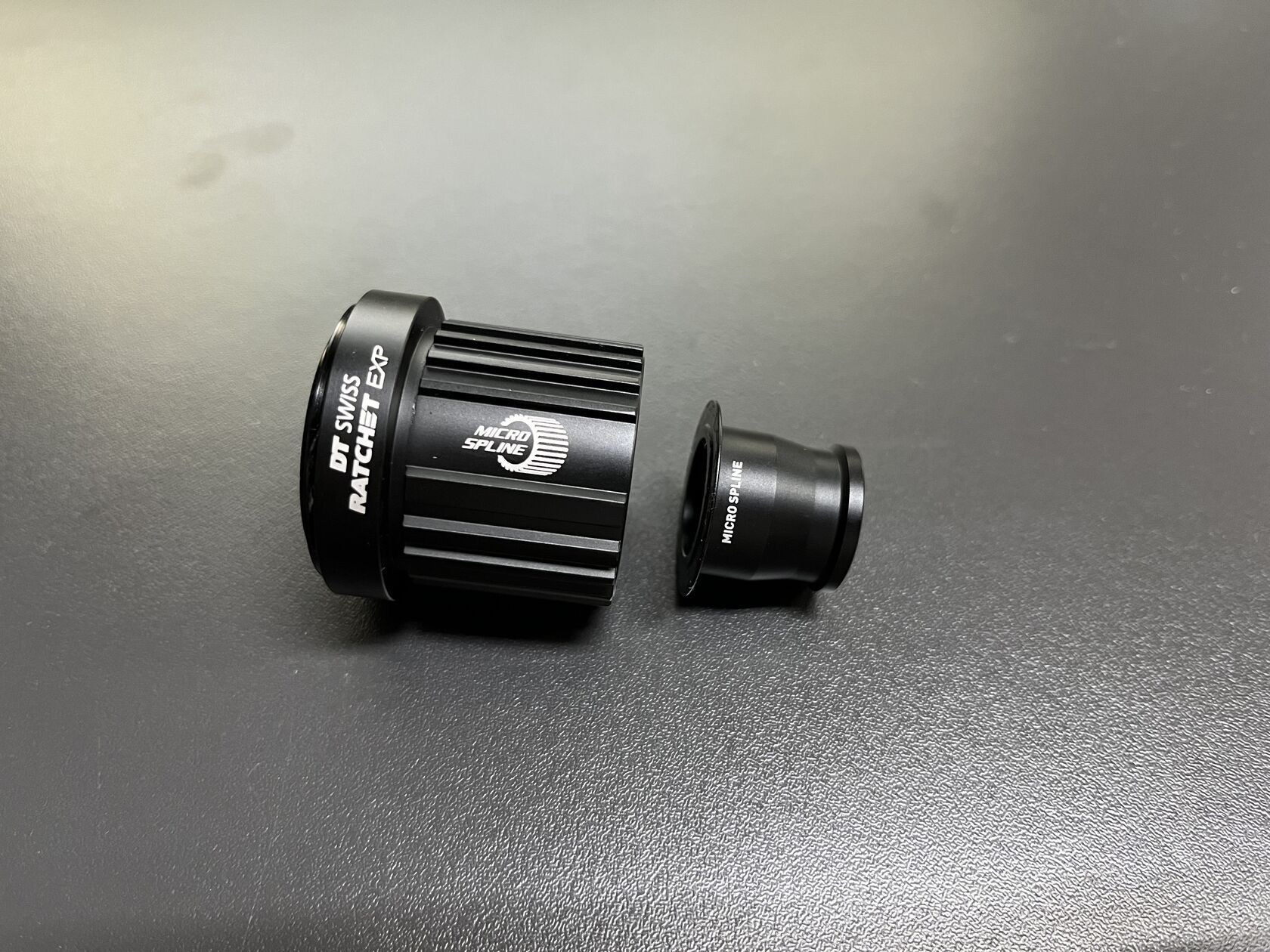 NOVÉ! DT Swiss Ratchet EXP ořech Shimano MicroSpline Alu + koncovka