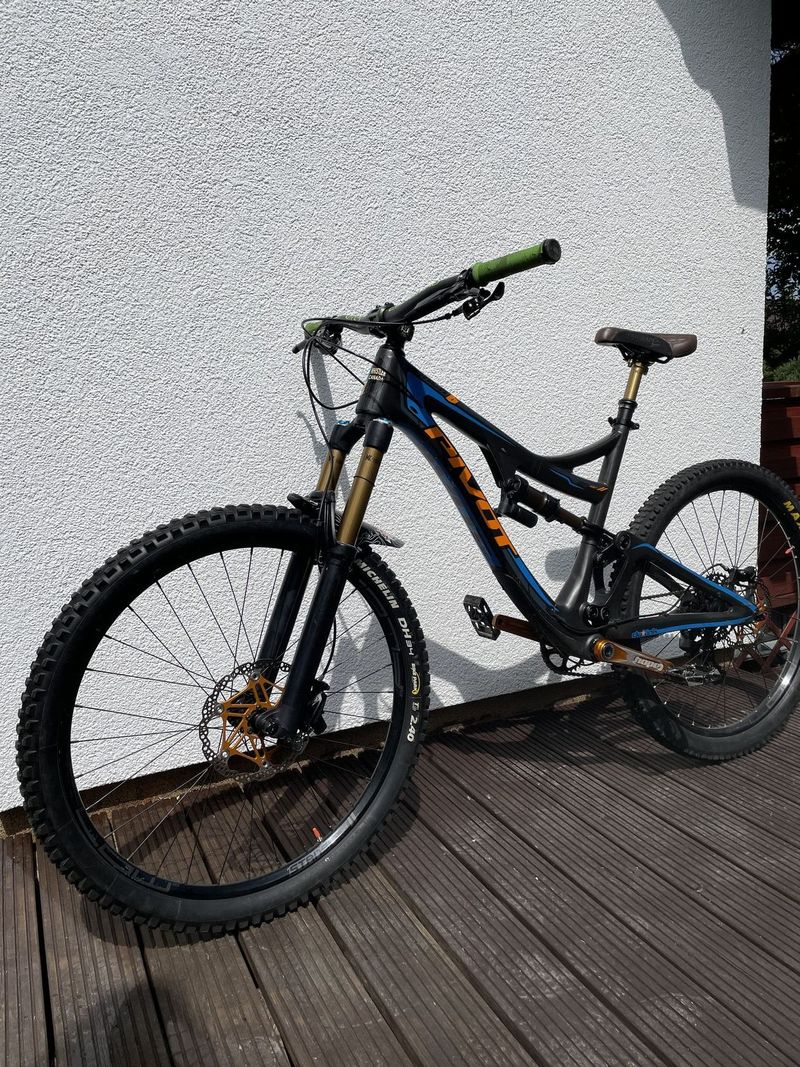 Pivot Cycles Mach 6 Carbon Enduro custom (M)
