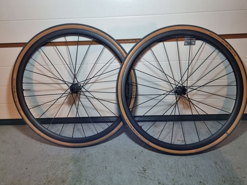 Ráfky Mavic Cosmic Elite UST Disc + pláště Schwalbe ONE 28-622