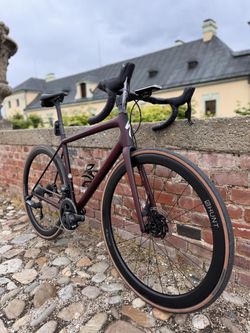 Specialized AETHOS PRO 56 rám - Maroon / Black Tint Edge Fade barva 