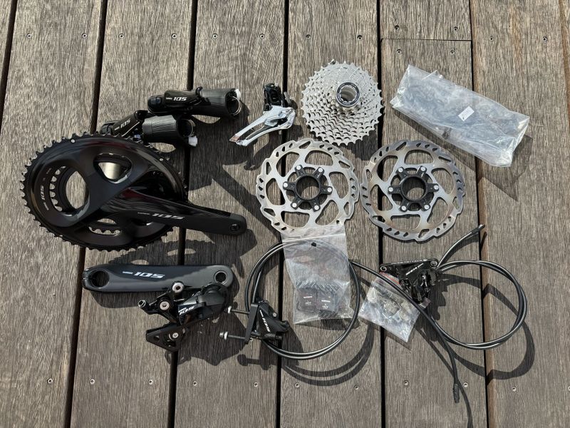 REZERVACE - kompletni sada Shimano 105, 2x11s, nove, sundane z kola