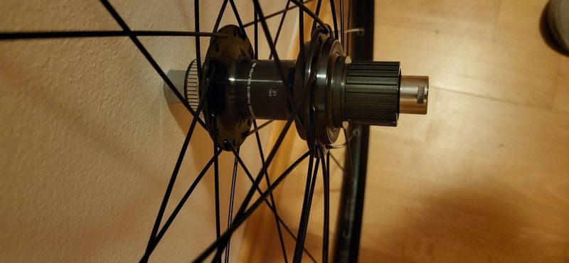 ZADNÍ KOLO 29 RÁFEK DT SWISS 533D+NÁBOJ SHIMANO XT FHM8110 12x142mm 12 kolečko 32děr