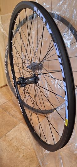 Nová zapletená kola BOOST s karbonový středem pro gravel, cyklokros nebo silnici 