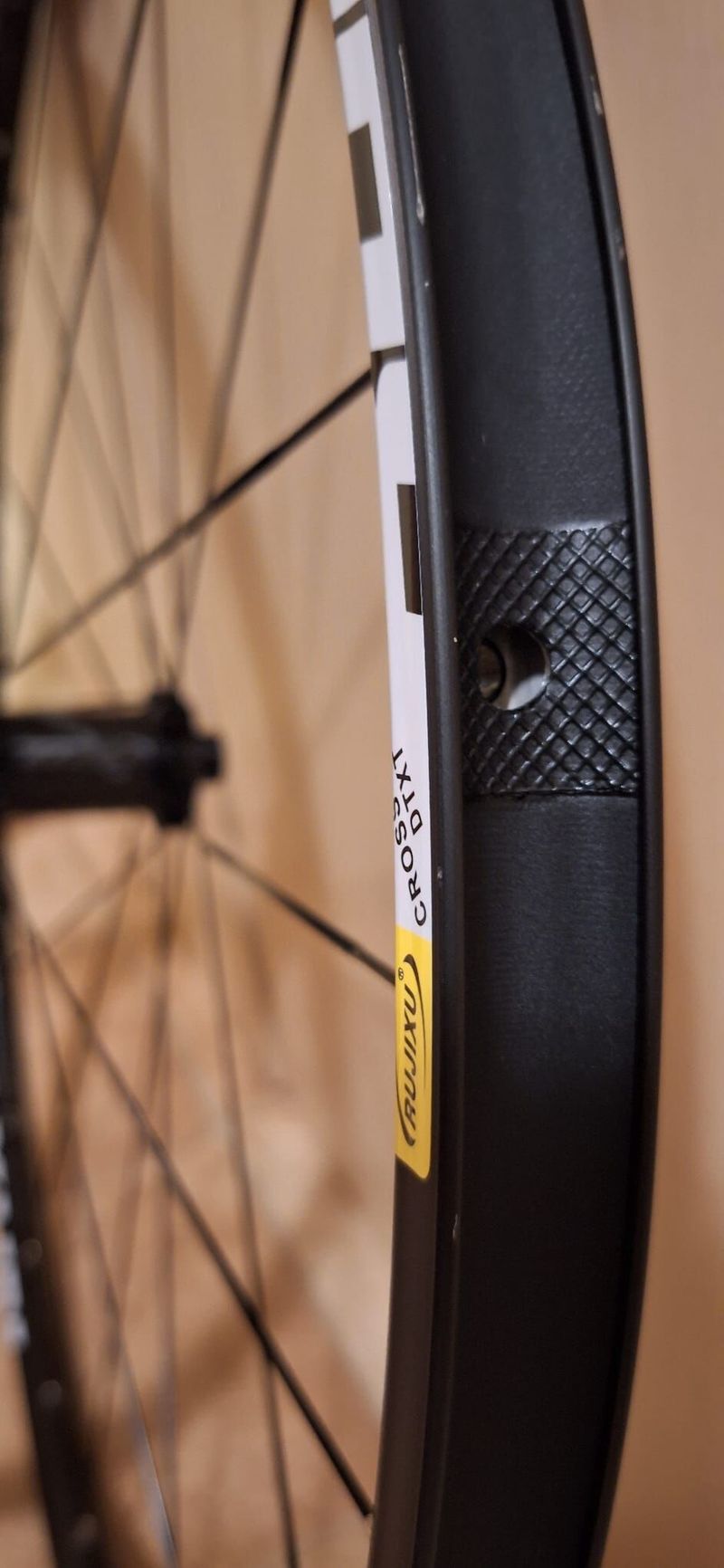 Nová zapletená sada kol s karbonovým středem BOOST pro gravel, cyklokros nebo silnici