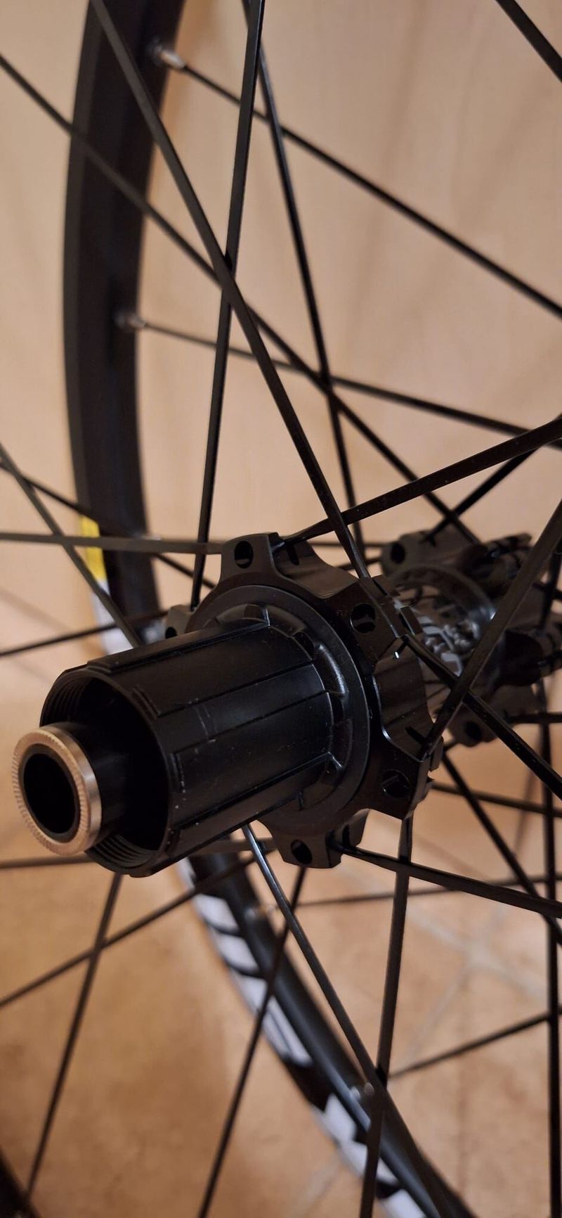 Nová zapletená sada kol s karbonovým středem BOOST pro gravel, cyklokros nebo silnici