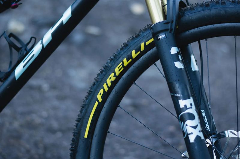 Zapletená karbonová kola (DTSwiss240 XD, Aerolite, karbon 35/25)