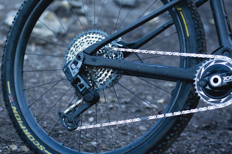 Zapletená karbonová kola (DTSwiss240 XD, Aerolite, karbon 35/25)