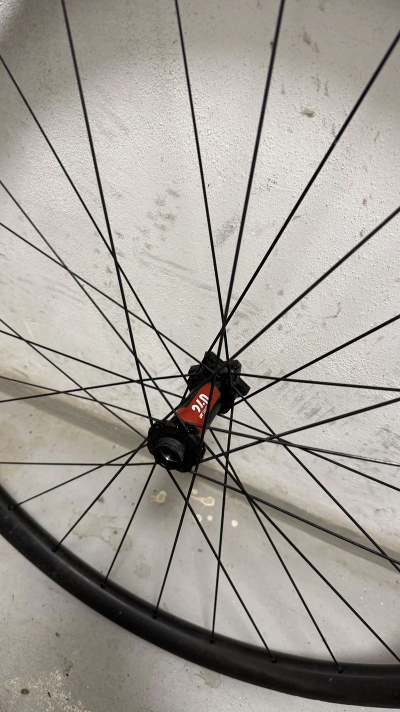 Zapletená karbonová kola (DTSwiss240 XD, Aerolite, karbon 35/25)