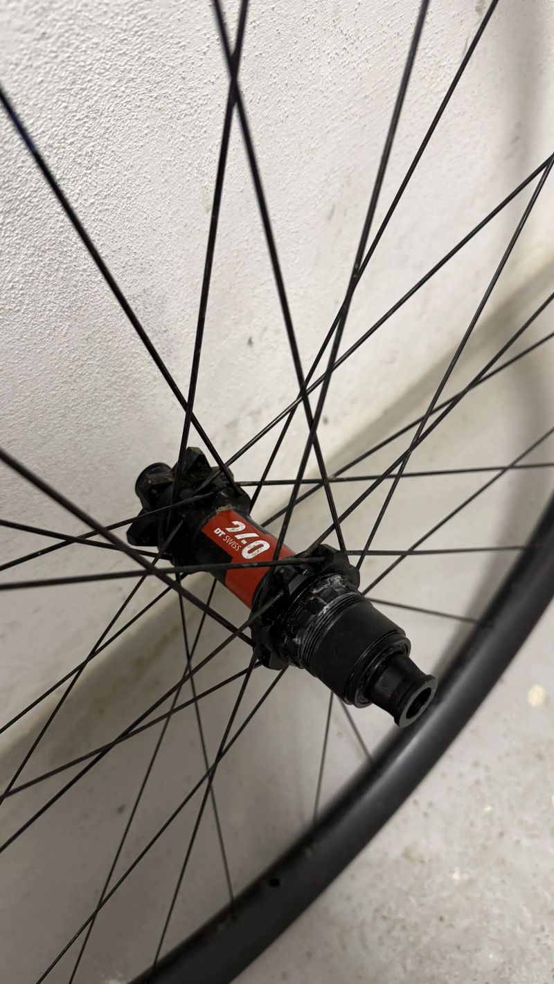 Zapletená karbonová kola (DTSwiss240 XD, Aerolite, karbon 35/25)