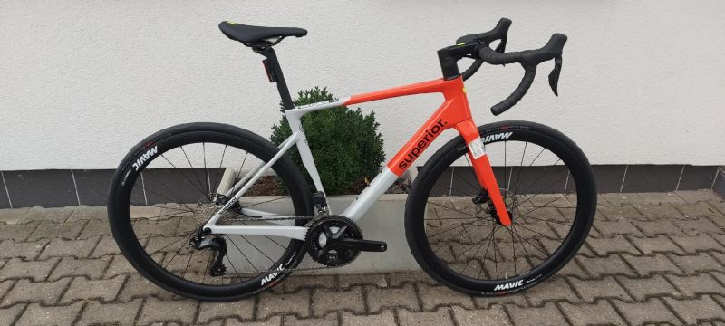 Nové SUPERIOR XR 9.5 GF Gloss Grey/Red, vel. 54 cm (M) s karbonovýma výpletama MAVIC