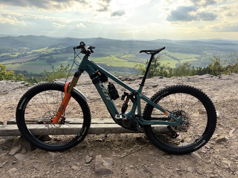 Pivot shuttle LT 2025, vel.M, custom stavba, najeto 1300km