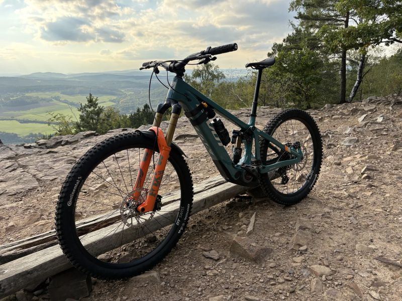 Pivot shuttle LT 2025, vel.M, custom stavba, najeto 1300km