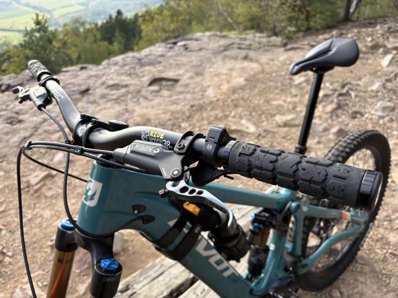 Pivot shuttle LT 2025, vel.M, custom stavba, najeto 1300km