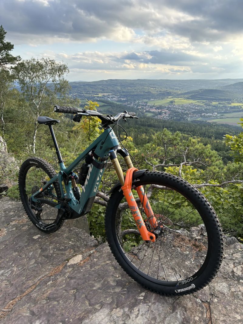 Pivot shuttle LT 2025, vel.M, custom stavba, najeto 1300km