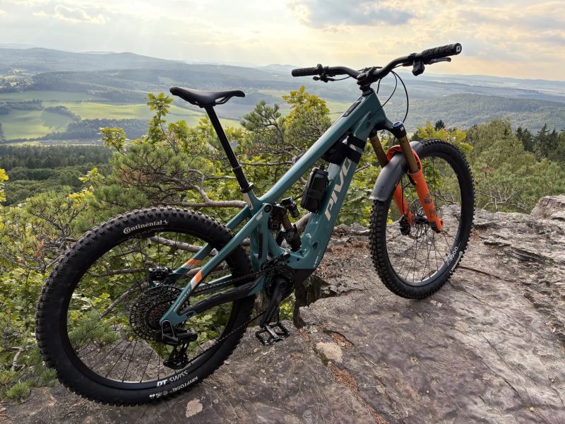 Pivot shuttle LT 2025, vel.M, custom stavba, najeto 1300km