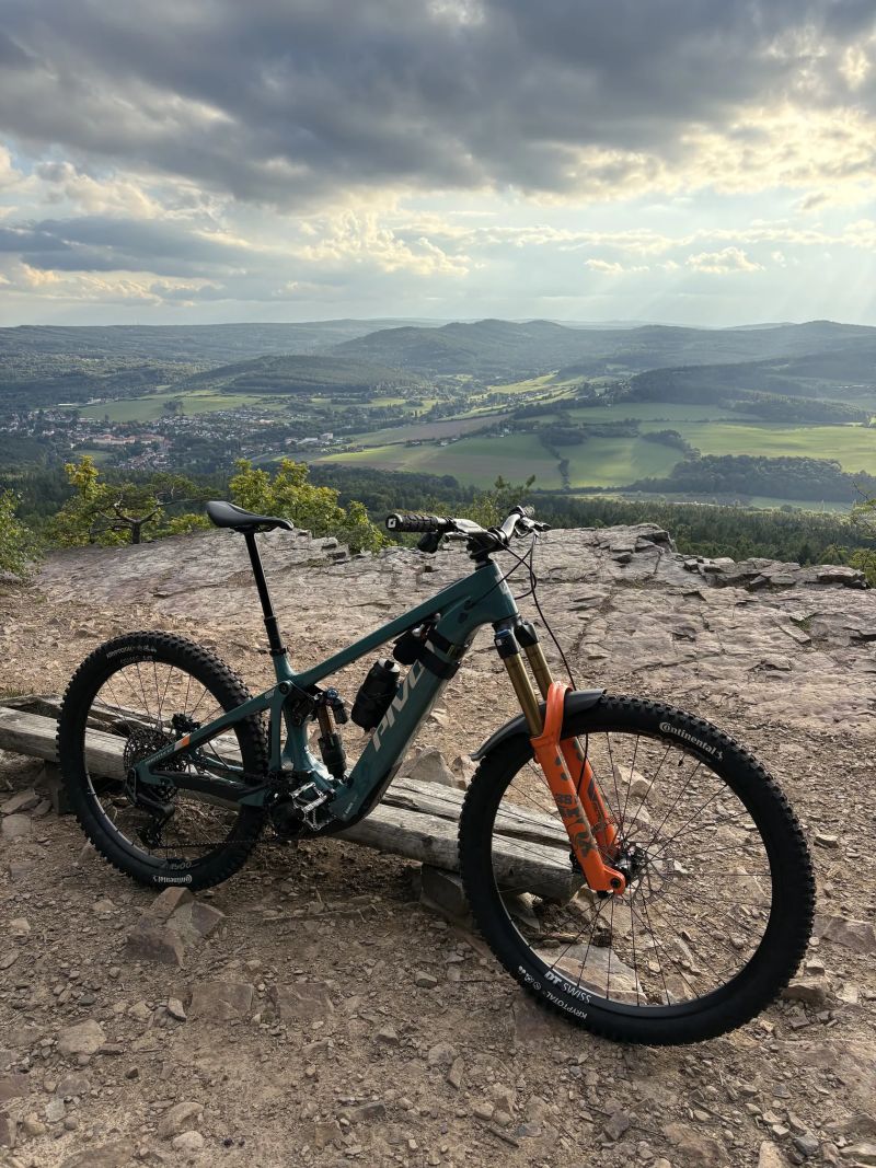 Pivot shuttle LT 2025, vel.M, custom stavba, najeto 1300km
