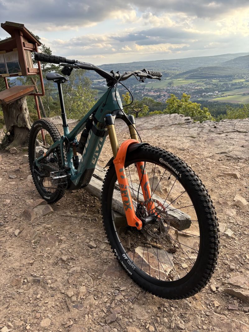 Pivot shuttle LT 2025, vel.M, custom stavba, najeto 1300km