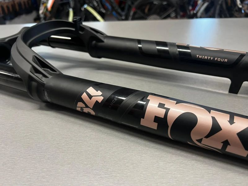 nová odpružená vidlice FOX 34 FLOAT Performance Grip 29" 140 mm černá - SLEVA 33 %
