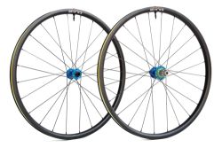 AKCE! gravel výplety DUKE World Runner X 25 / Hope RS 24 R / Sapim CX-Ray 1.665 g