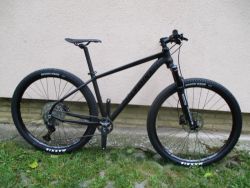 Nové lehlé 29" kolo na rámu Maxbike M909 17", Deore1x12, vzduch. vidlice Suntour Raidon, pevné osy