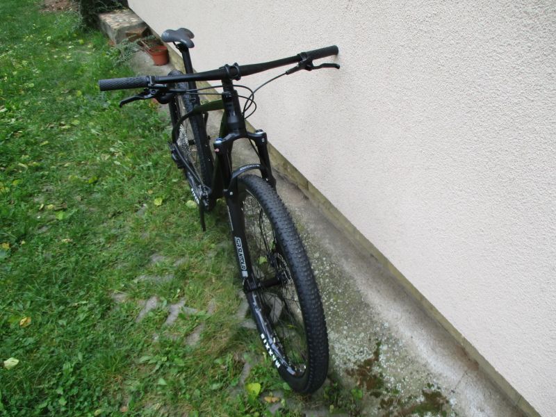 Nové lehlé 29" kolo na rámu Maxbike M909 17", Deore1x12, vzduch. vidlice Suntour Raidon, pevné osy