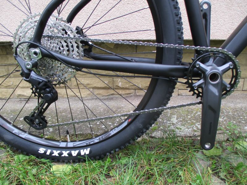 Nové lehlé 29" kolo na rámu Maxbike M909 17", Deore1x12, vzduch. vidlice Suntour Raidon, pevné osy