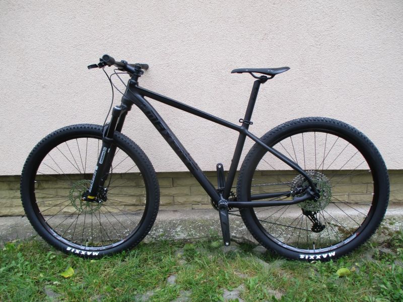 Nové lehlé 29" kolo na rámu Maxbike M909 17", Deore1x12, vzduch. vidlice Suntour Raidon, pevné osy