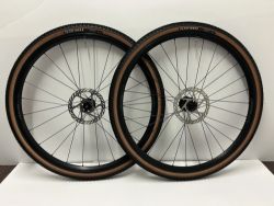 Nová zapletená kola Axis Elite Disc, vnitřní šířka 24 mm i s kotouči Sram 