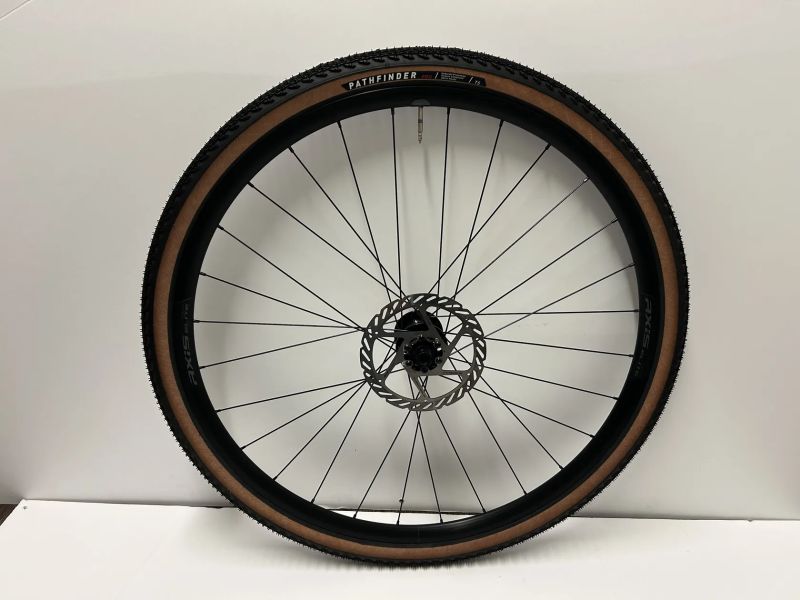 Nová zapletená kola Axis Elite Disc, vnitřní šířka 24 mm i s kotouči Sram 