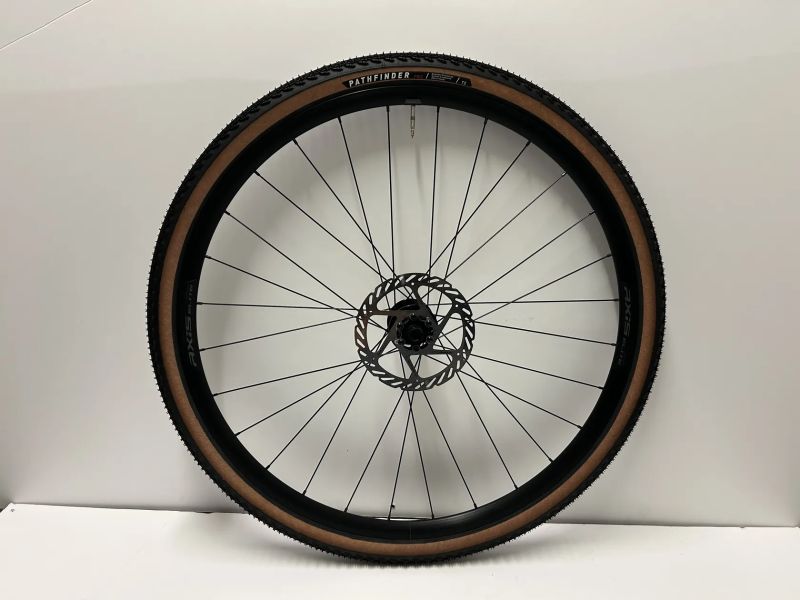Nová zapletená kola Axis Elite Disc, vnitřní šířka 24 mm i s kotouči Sram 