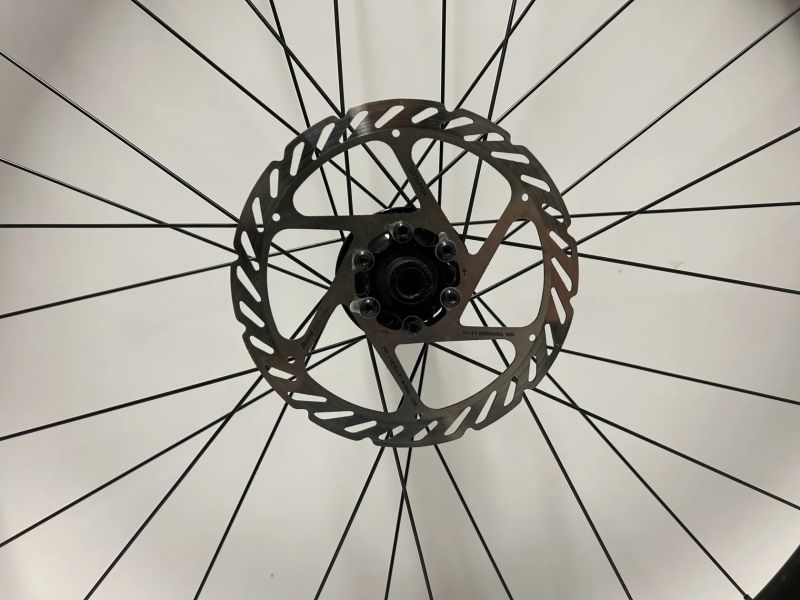 Nová zapletená kola Axis Elite Disc, vnitřní šířka 24 mm i s kotouči Sram 