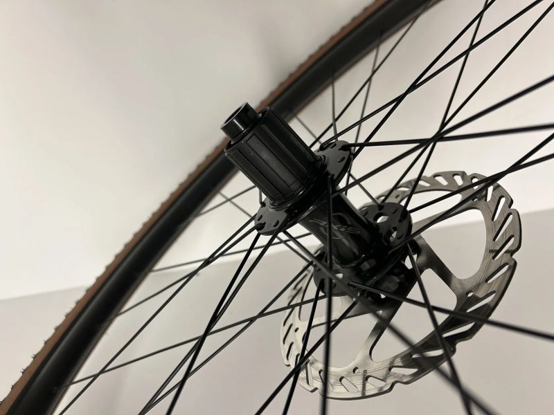 Nová zapletená kola Axis Elite Disc, vnitřní šířka 24 mm i s kotouči Sram 