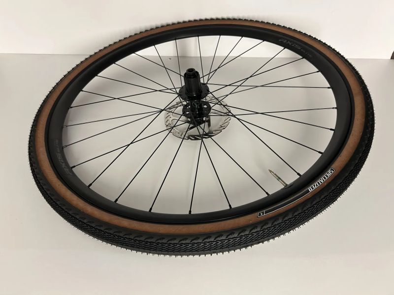 Nová zapletená kola Axis Elite Disc, vnitřní šířka 24 mm i s kotouči Sram 