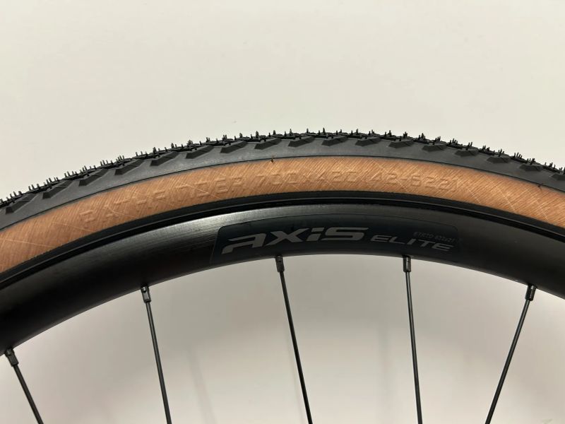 Nová zapletená kola Axis Elite Disc, vnitřní šířka 24 mm i s kotouči Sram 