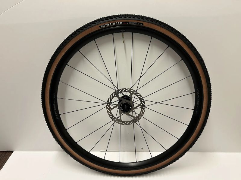 Nová zapletená kola Axis Elite Disc, vnitřní šířka 24 mm i s kotouči Sram 